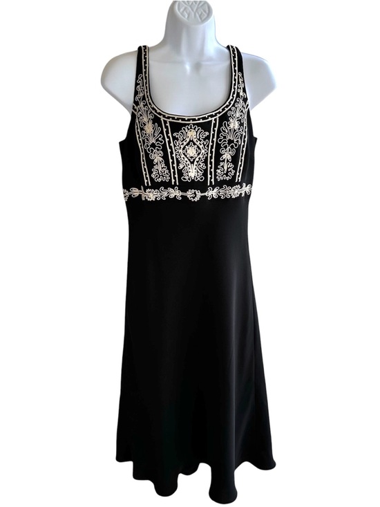 Maggy London Dresses & Skirts - Maggy London Embroidered Midi Dress